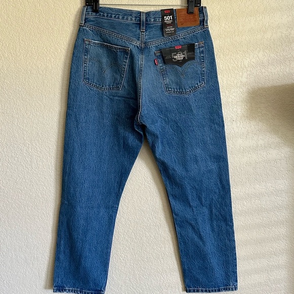 Levi's Women's 501 Cropped Jeans - NWT size 29x26 - Picture 2 of 7